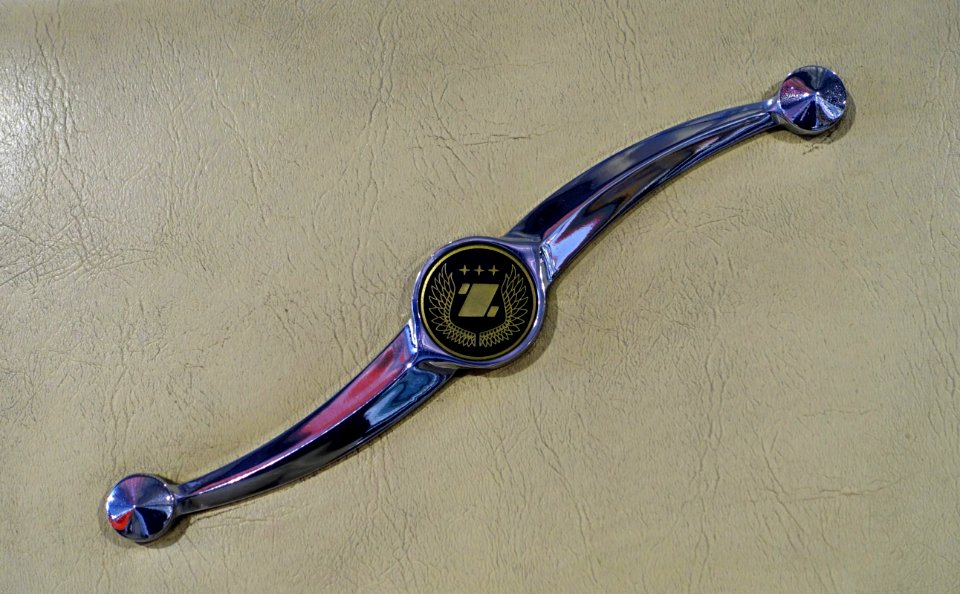 Zimmer Golden Spirit badge - Automobile Driving Museum - El Segundo, CA - DSC01401