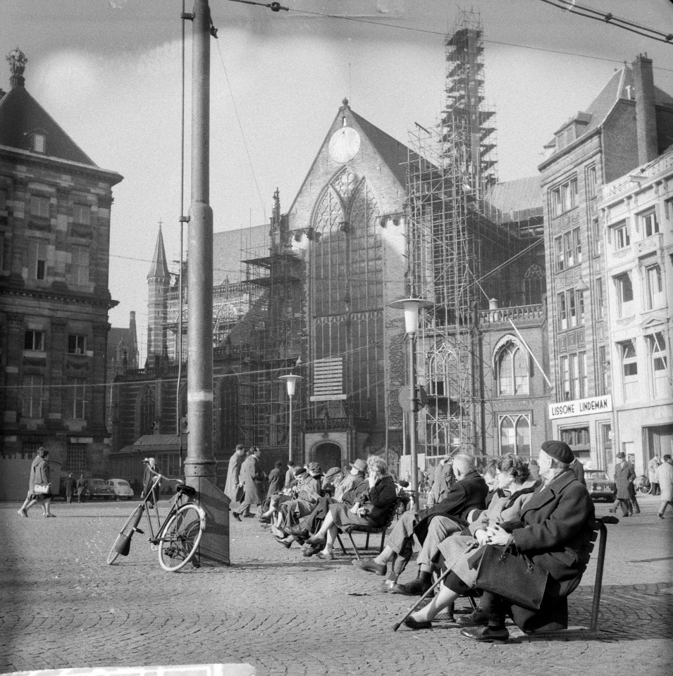 Zomer in Amsterdam, zonnenden oudjes op bank op de Dam te Amsterdam, Bestanddeelnr 912-0996