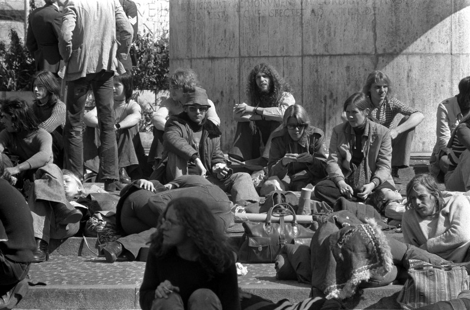 Zomer in Amsterdam jongeren in de zon bij Nationaal Monument, Bestanddeelnr 927-1175
