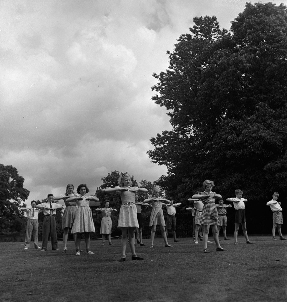 Zomerkamp Nederlandse kinderen kinderen doen gymnastiekoefeningen, Bestanddeelnr 935-1939
