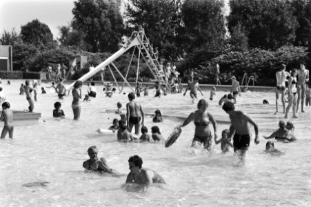 Zomer drukte in openluchtzwembad in Amsterdam, Bestanddeelnr 931-6131 photo