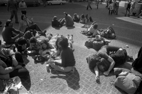 Zomer in Amsterdam jongeren in de zon bij Nationaal Monument, Bestanddeelnr 927-1176