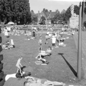 Zomer zonnen en baden bij het Van Heutsz monument, Bestanddeelnr 918-0689