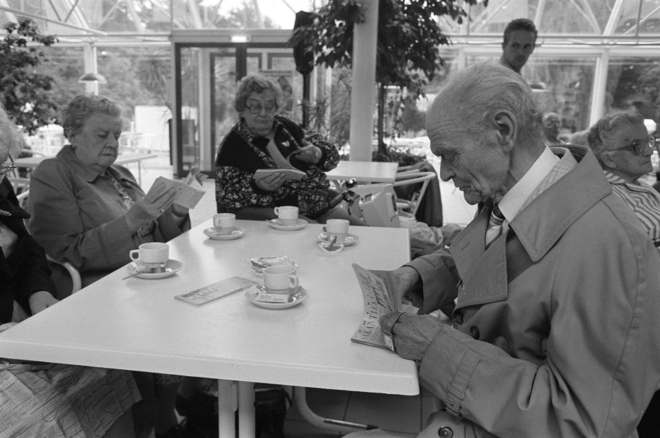 Zomerknip gepresenteerd door wethouder Jonker (Amsterdam) aan bejaarden 65 plus, Bestanddeelnr 934-2894