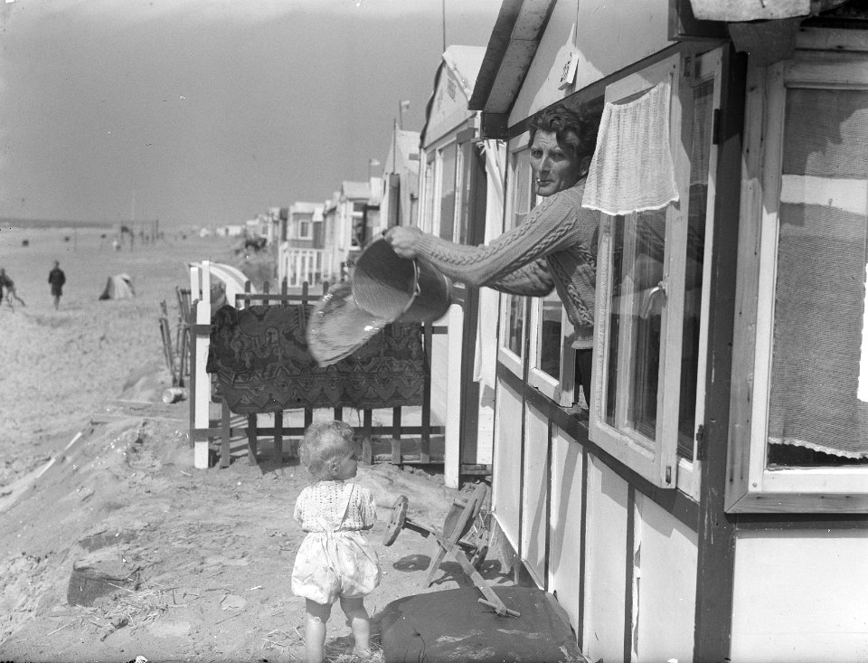 Zomerhuisjes in Zandvoort na de regen, Bestanddeelnr 904-0651