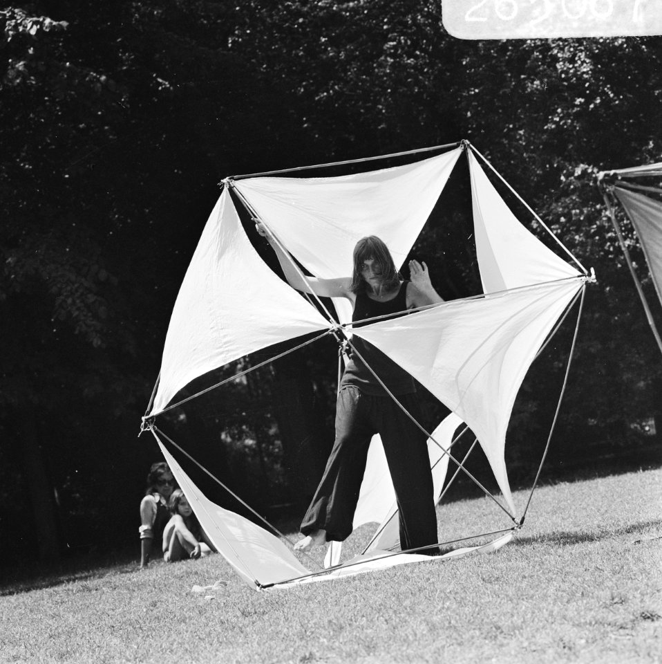 Zomer in Amsterdam, jongen met vreemde constructie in het Vondelpark, Bestanddeelnr 926-5067