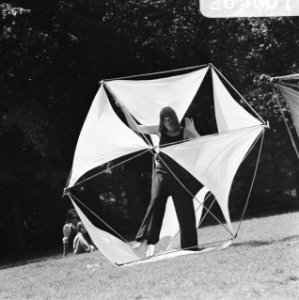 Zomer in Amsterdam, jongen met vreemde constructie in het Vondelpark, Bestanddeelnr 926-5067