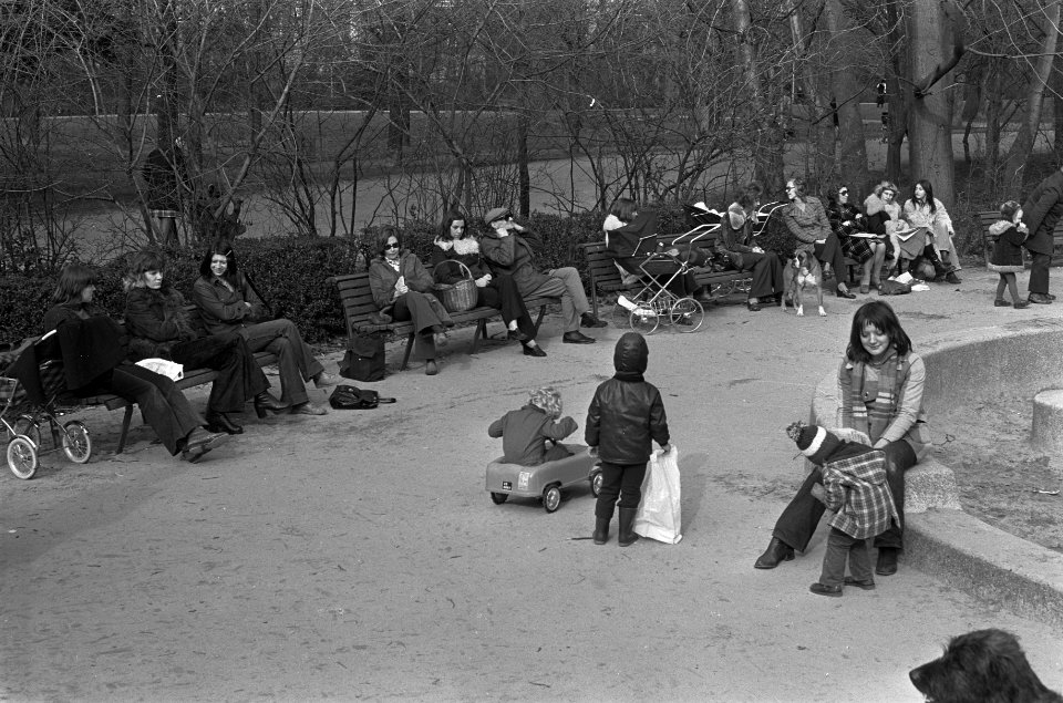 Zomer in Vondelpark, kinderen en moeders in de zon, Bestanddeelnr 926-2753