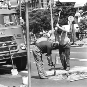 Zomer in Amsterdam, wegarbeider met ontbloot bovenlichaam aan het werk, Bestanddeelnr 926-5066