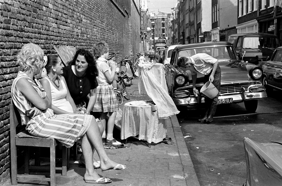 Zomer in de Jordaan, moeders met kinderen op straat, Bestanddeelnr 918-0862