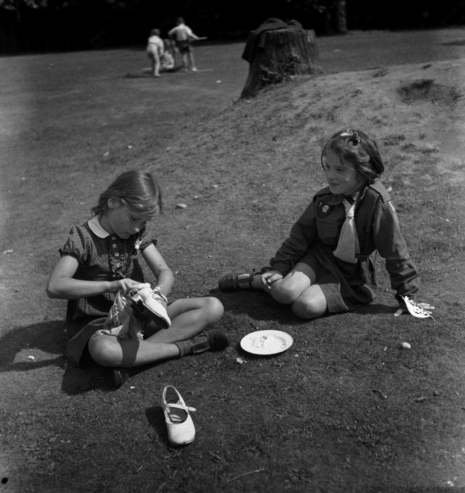 Zomerkamp Nederlandse kinderen twee meisjes op een gazon, Bestanddeelnr 935-1938