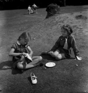 Zomerkamp Nederlandse kinderen twee meisjes op een gazon, Bestanddeelnr 935-1938 photo