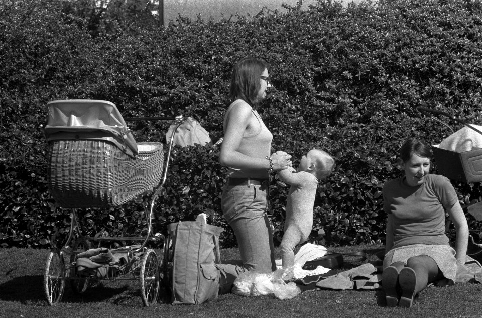 Zomer in Amsterdam moeder en kind in gras op Rembrandtplein, Bestanddeelnr 927-1172