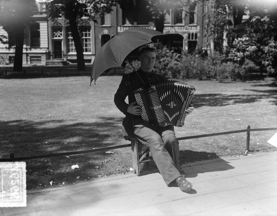 Zomer muzikant met paraplu in de zon, Bestanddeelnr 904-6266