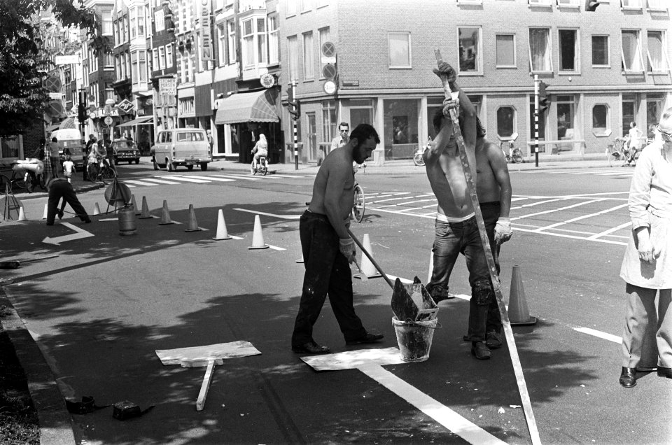 Zomer Arbeiders met ontbloot bovenlijf trekken verkeersstrepen, Frederiksplein,, Bestanddeelnr 922-5126