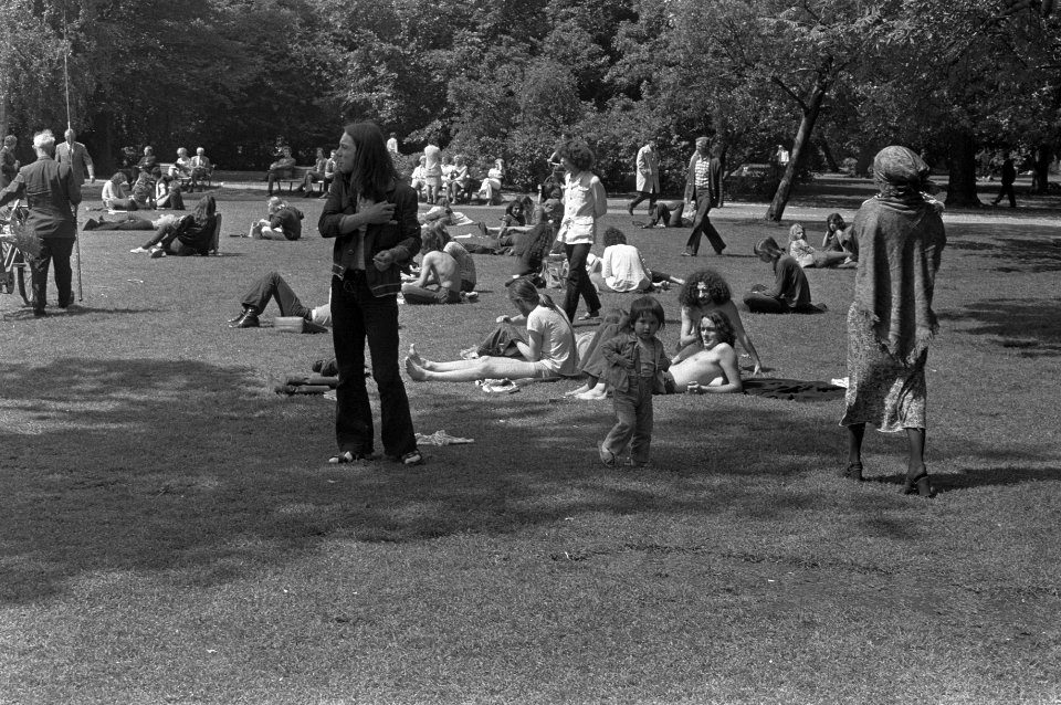 Zomer in het Vondelpark, dagrecreanten op de ligweide, Bestanddeelnr 925-6998