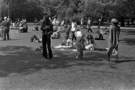 Zomer in het Vondelpark, dagrecreanten op de ligweide, Bestanddeelnr 925-6998