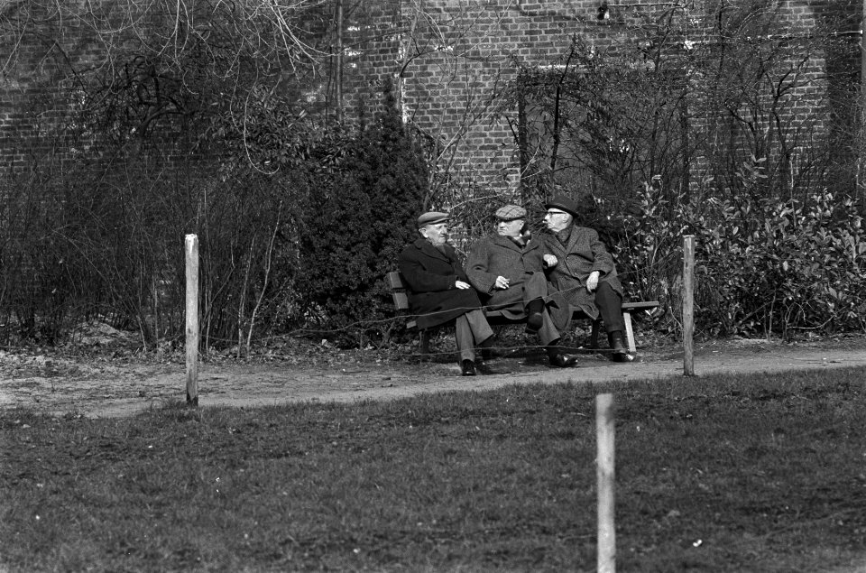 Zomer in Vondelpark, bejaarden in de zon, Bestanddeelnr 926-2754