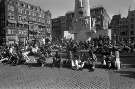 Zomer in Amsterdam overzicht zonnebaders bij Nationaal Monument, Bestanddeelnr 927-1173