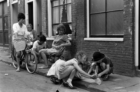 Zomer in de Jordaan, moeders met kinderen op straat, Bestanddeelnr 918-0861