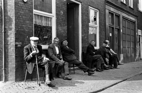 Zomer in de Jordaan, bejaarden voor een logement voor bejaarde mannen (kost en i, Bestanddeelnr 918-0860
