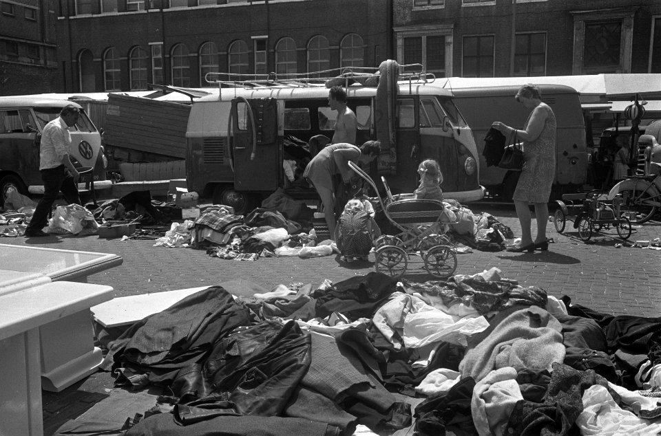 Zomerkleren kopen op Waterlooplein, Bestanddeelnr 926-5061
