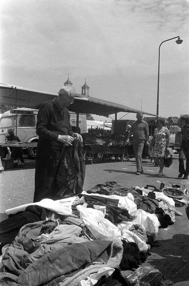 Zomerkleren kopen op Waterlooplein, Bestanddeelnr 926-5058
