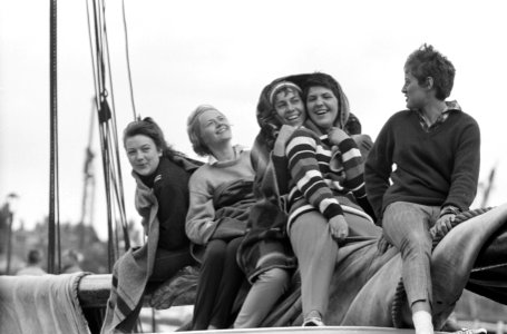 Zomer van 1962 (meisjes vermaken zich ondanks de koude), Bestanddeelnr 914-0946