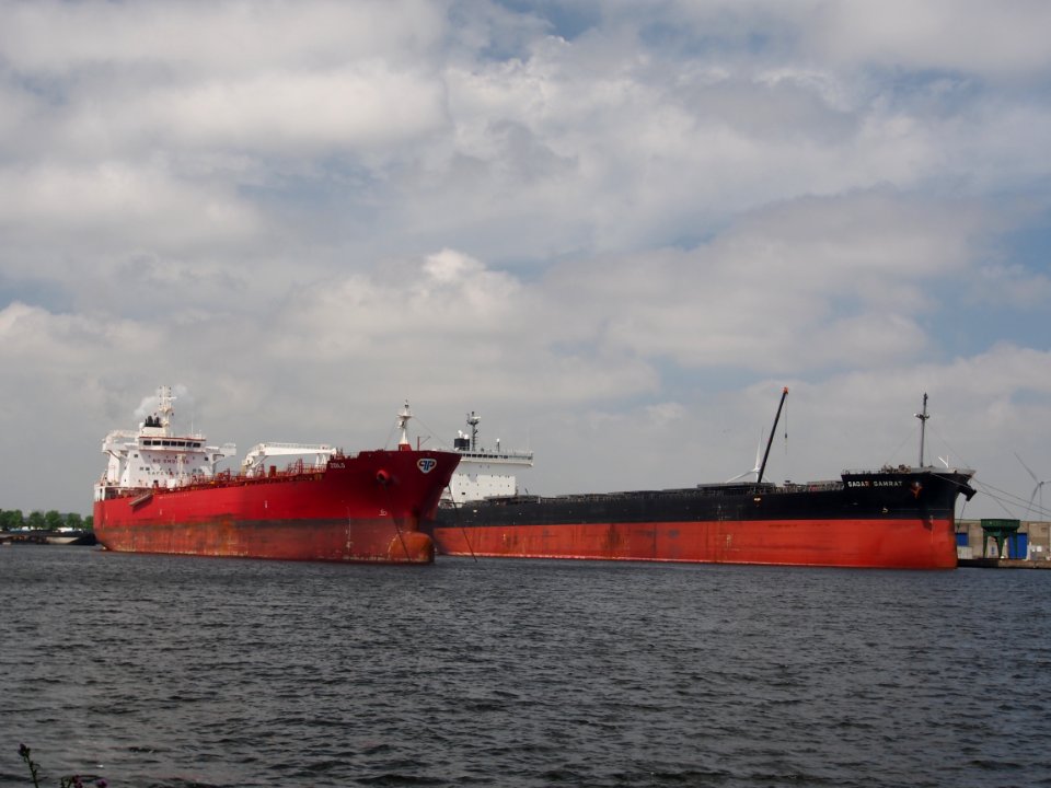 Zoilo (ship, 2015) & Sagar Samrat (ship, 2015) in de Hornhaven
