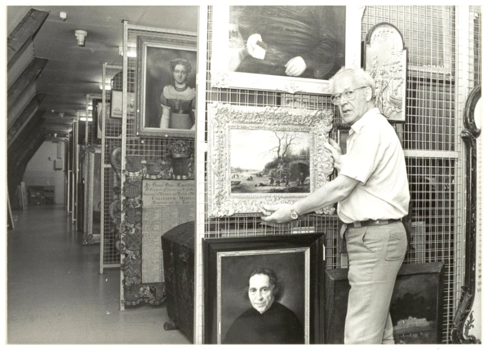 Zolder van het Frans Halsmuseum met medewerker Frans Herberich. NL-HlmNHA 54002610