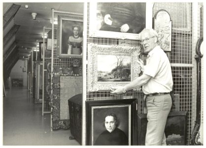 Zolder van het Frans Halsmuseum met medewerker Frans Herberich. NL-HlmNHA 54002610