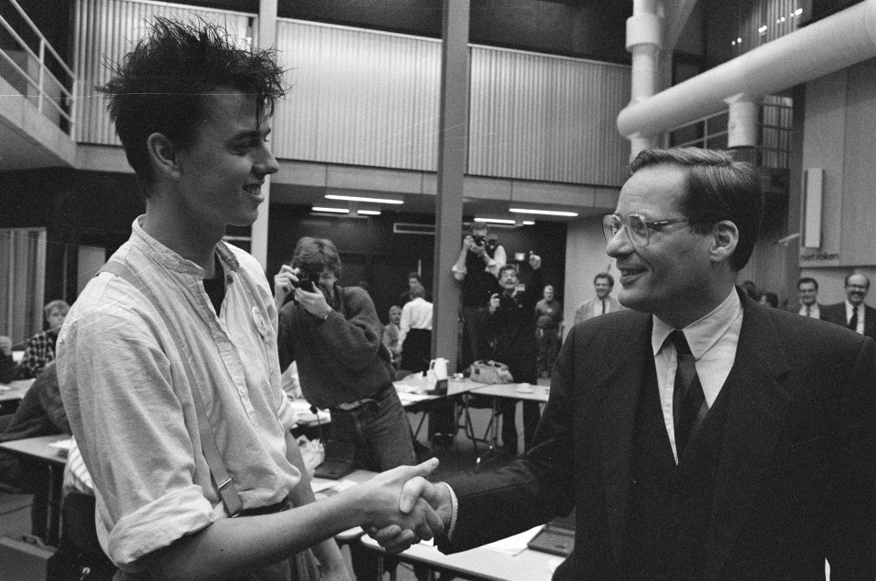 Zoetermeer, min Deetman praat met vertegenwoordiger studentenorganisaties minis, Bestanddeelnr 934-3659