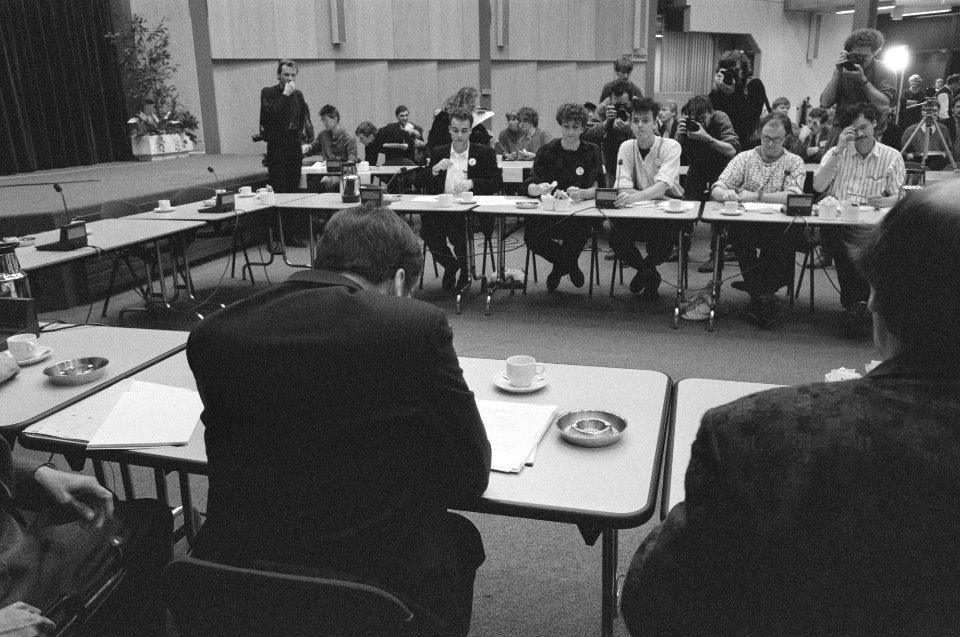 Zoetermeer, minister Deetman praat met vertegenwoordiger studentenorganisaties , Bestanddeelnr 934-3660