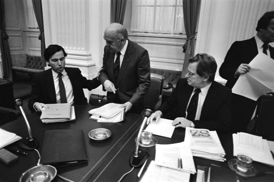 Zittend minister Brinkman (WVC) (l) en staatssecretaris De Graaf (Sociale Zaken), Bestanddeelnr 932-7353