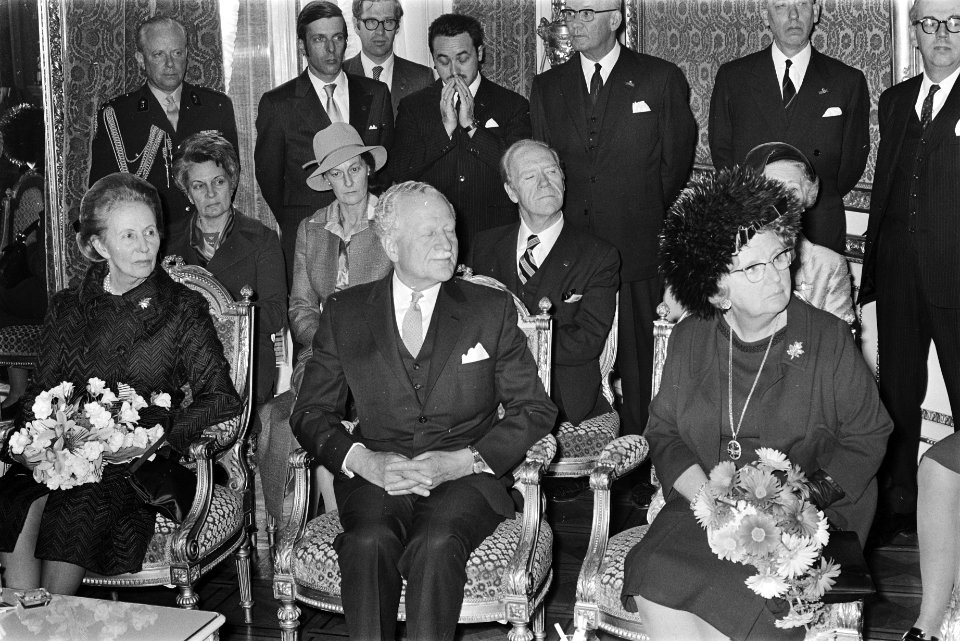 Zittend op de eerste rij v.l.n.r. Norah Michener, gouverneur-generaal Michener …, Bestanddeelnr 924-4519