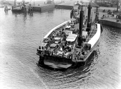 Zicht vanaf de ms Johan van Oldenbarnevelt bij het verlaten van de IJmuider slui, Bestanddeelnr 189-0592 photo