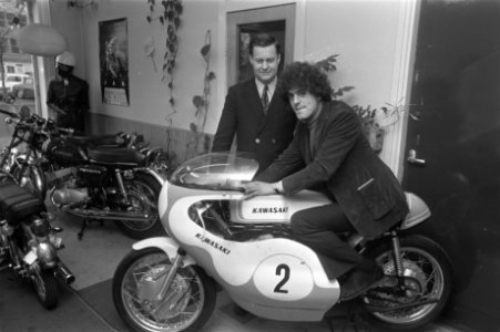 Zittend op de motor motorcoureur Paul Lodewijks die op Jamathi in het WK 50cc de, Bestanddeelnr 923-4336