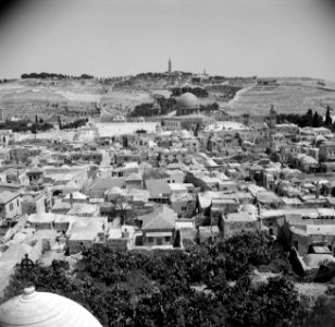 Zicht over de stad Jeruzalem met rechts midden de Al Aqsa moskee, Bestanddeelnr 255-5196