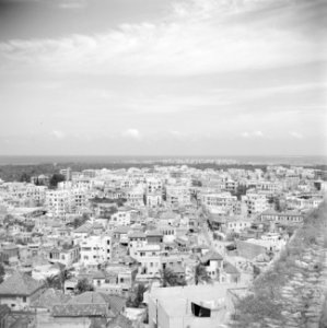 Zicht vanaf de fortificatie op de stad Tripoli De Middellandse zee aan de horiz, Bestanddeelnr 255-6392