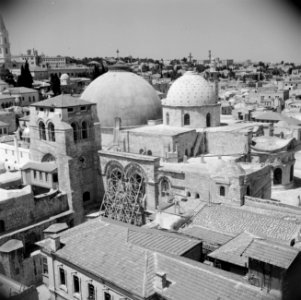 Zicht over de stad Jeruzalem. Een christelijke kerk, de Heilige Grafkerk, op de…, Bestanddeelnr 255-5203
