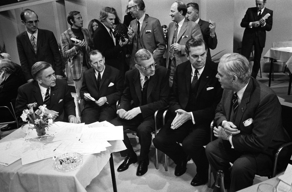 Zittend v.l.n.r. Veringa, De Jong, Udink, Biesheuvel, Geertsema, Bestanddeelnr 924-5018