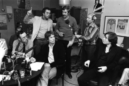 Zittend van links naar rechts Hans Jacobs (directeur Kabel Televisie Amsterdam (, Bestanddeelnr 931-7213