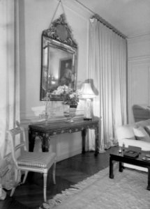 Zitkamer in het appartement van Mrs Cartwright in Parijs, Bestanddeelnr 255-8738 photo