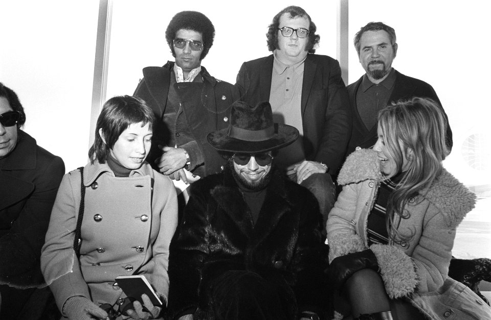 Zittend v.l.n.r. Gracinha Leporace (echtgenote van Mendes), Sergio Mendes en Kar, Bestanddeelnr 924-3289