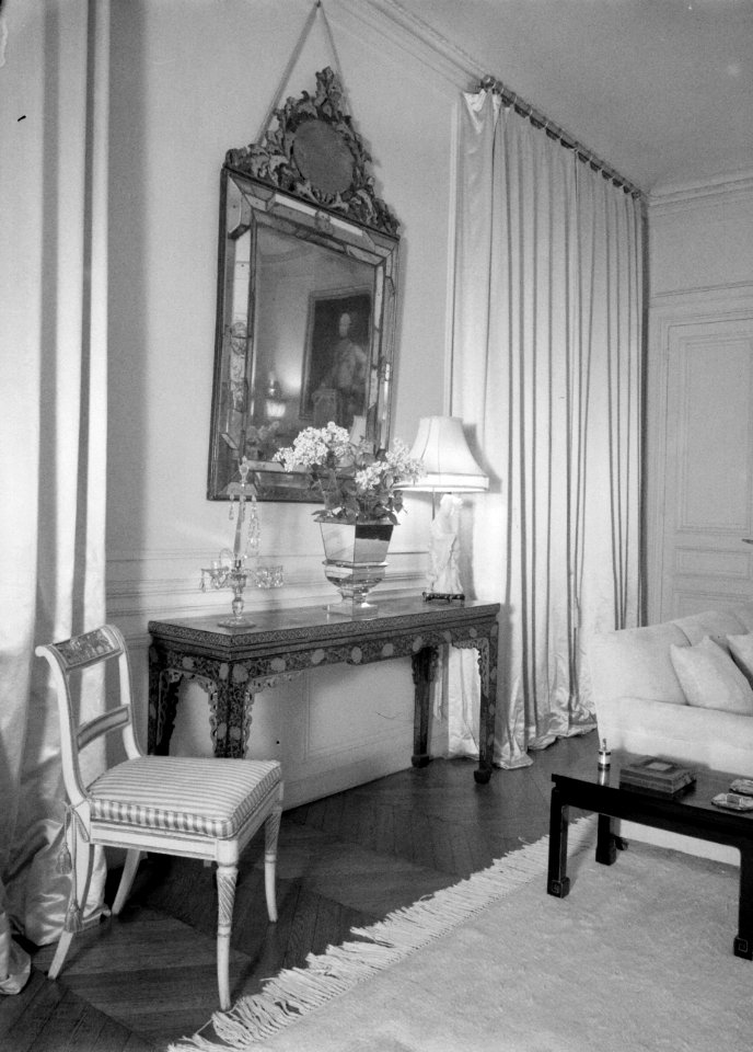 Zitkamer van het appartement van Mrs Cartwright in Parijs, Bestanddeelnr 255-8748