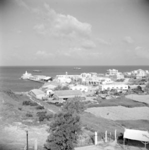 Zicht over een gedeelte van de stad en over de Middelllandse Zee vanaf Lattaquia, Bestanddeelnr 255-5975