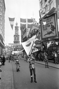 Zie Italie in Amsterdam . Vaandelzwaaiers midden in de Kalverstraat, Bestanddeelnr 921-4434