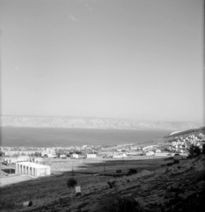 Zicht op Tiberias vanaf de omgringende heuvels met het Meer van Tiberias en de h, Bestanddeelnr 255-4058