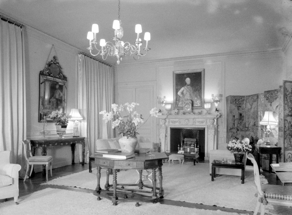 Zitkamer in het appartement van Mrs Cartwright in Parijs, Bestanddeelnr 255-8741