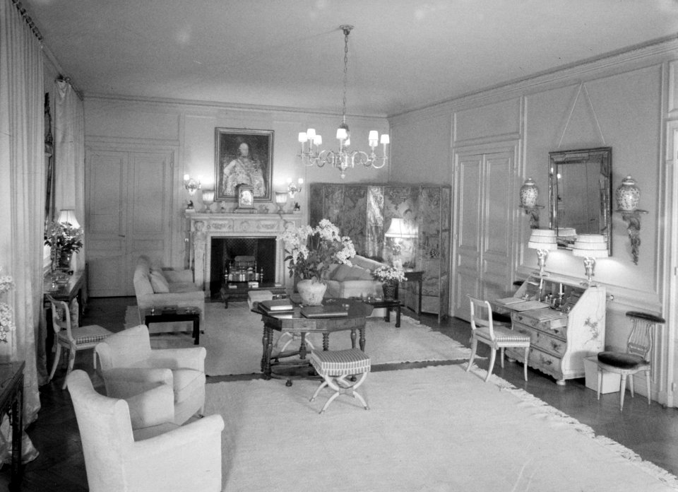 Zitkamer in het appartement van Mrs Cartwright in Parijs, Bestanddeelnr 255-8734